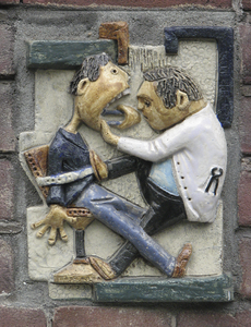 901179 Afbeelding van het kleine gevelsteentje met een tandarts die stevig aan het trekken is, in de voorgevel van het ...